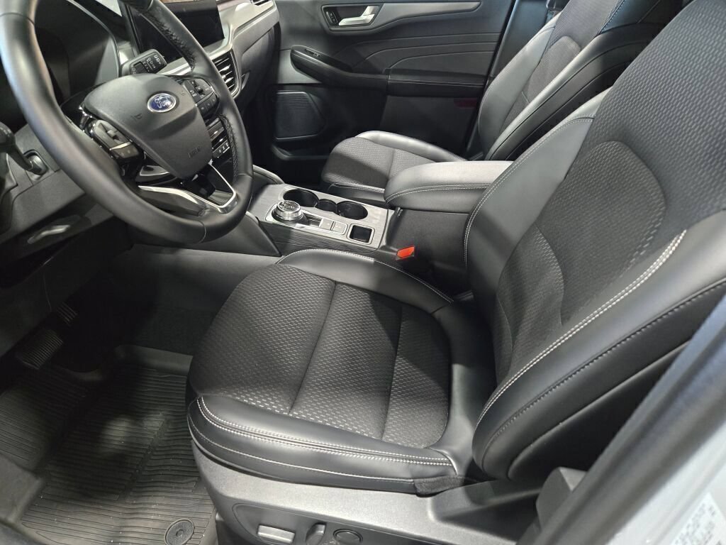 New 2025 Ford Escape SE w/ Class II Trailer Tow Package FWD image 26