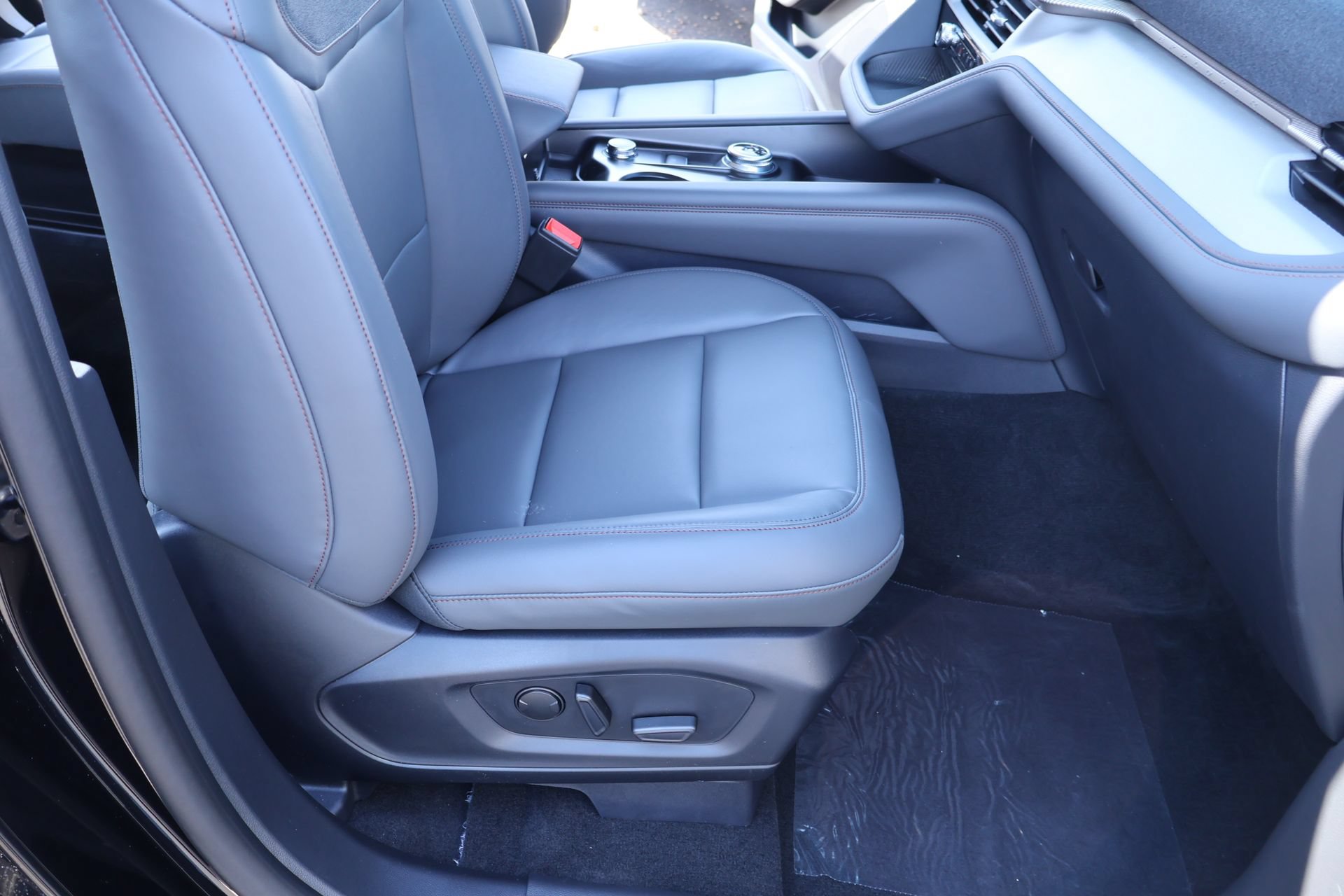 New 2026 Ford Explorer Active w/ Active Comfort Package AWD/4WD image 15
