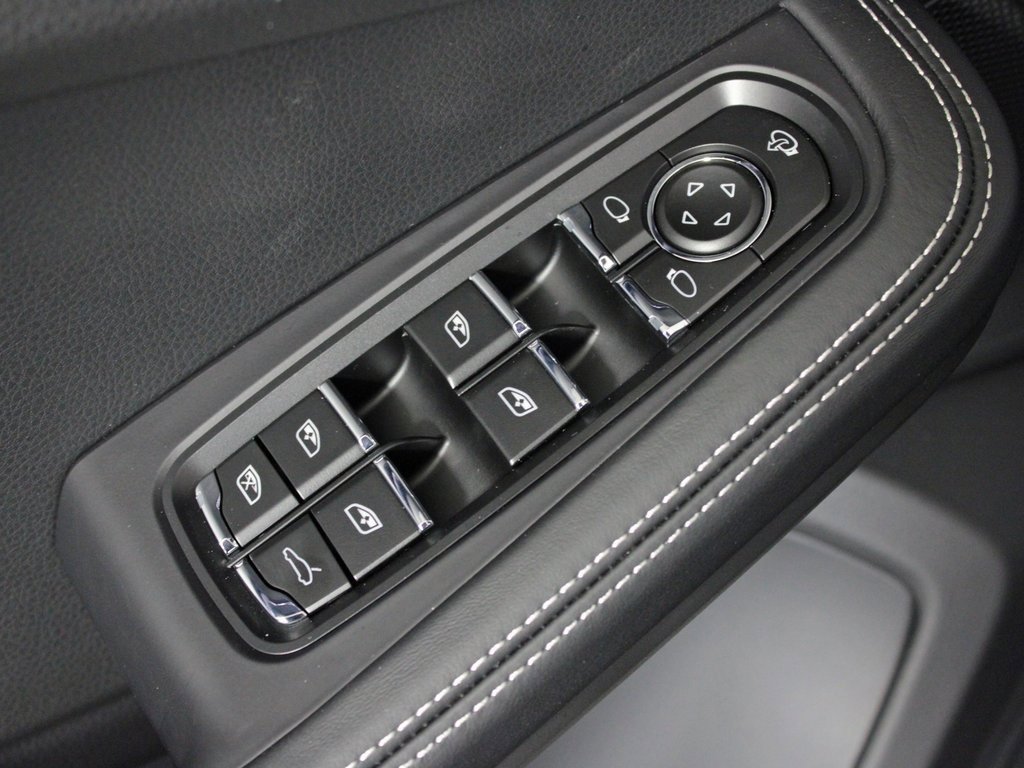 Used 2025 Porsche Macan image 16