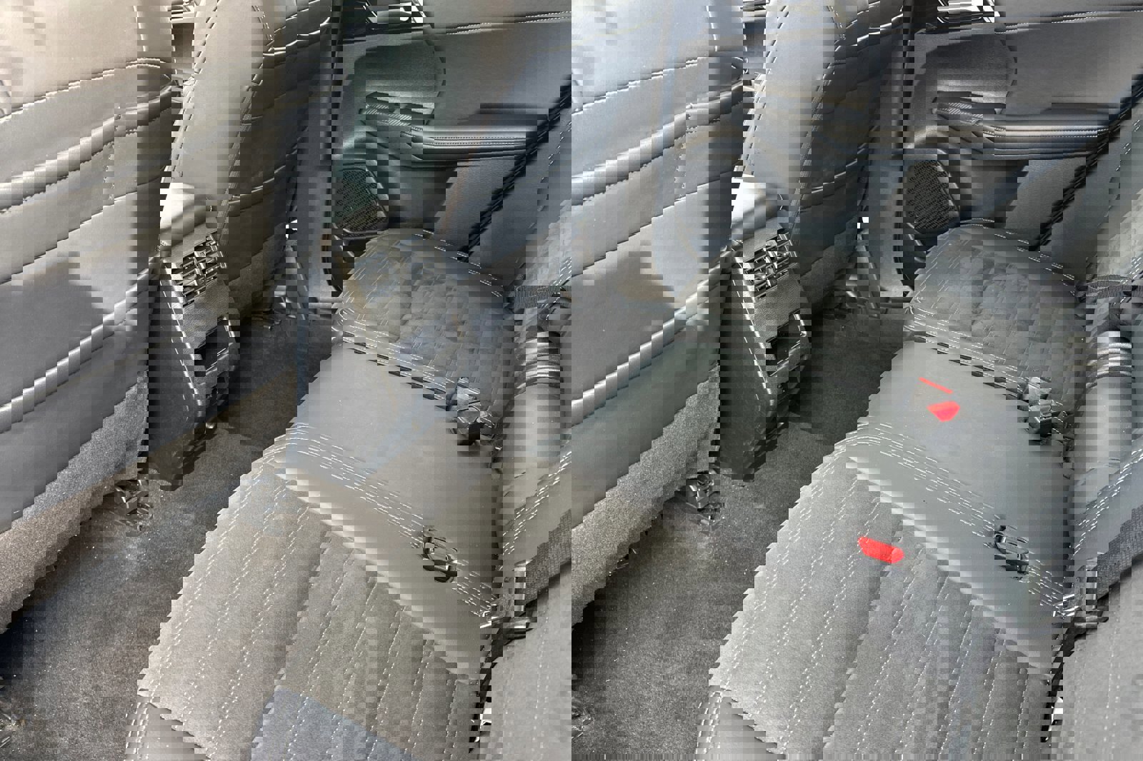 Used 2024 Mitsubishi Outlander SE image 12