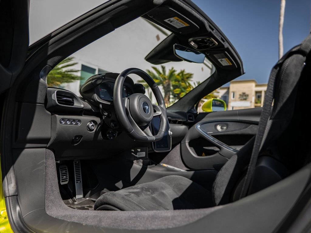 Used 2025 McLaren Artura Spider image 8