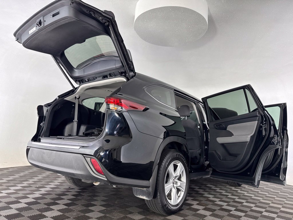 Used 2024 Toyota Highlander LE AWD/4WD image 23