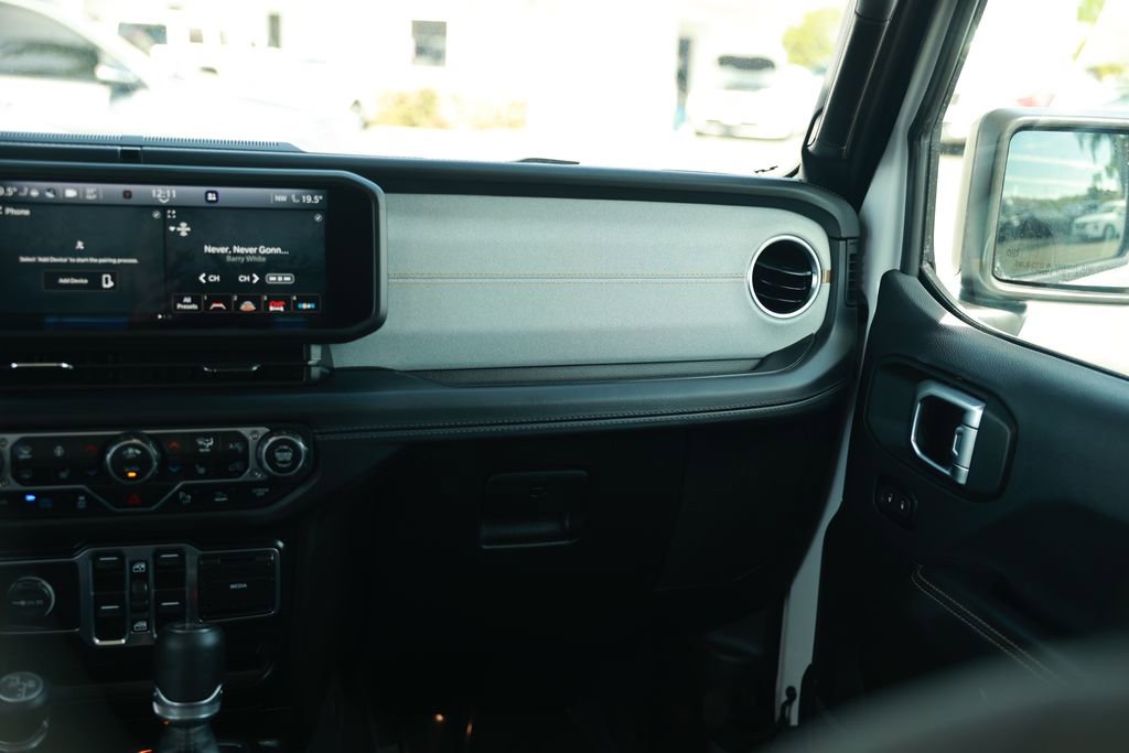 Used 2025 Jeep Wrangler Unlimited Sahara w/ Safety Group image 28