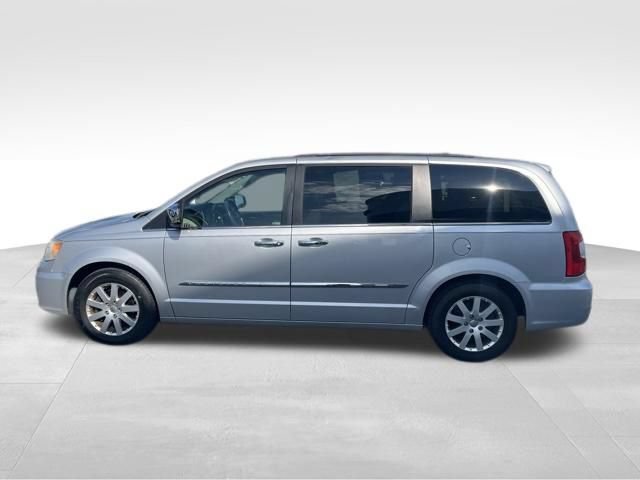 Used 2012 Chrysler Town & Country Touring-L w/ Entertainment Group #2 FWD image 10