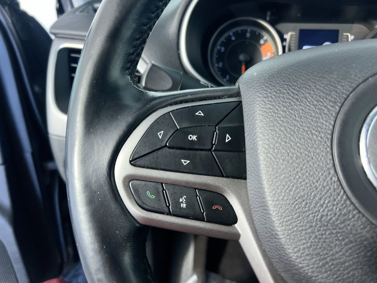 Used 2019 Jeep Cherokee Latitude Plus w/ Comfort/Convenience Group AWD/4WD image 16