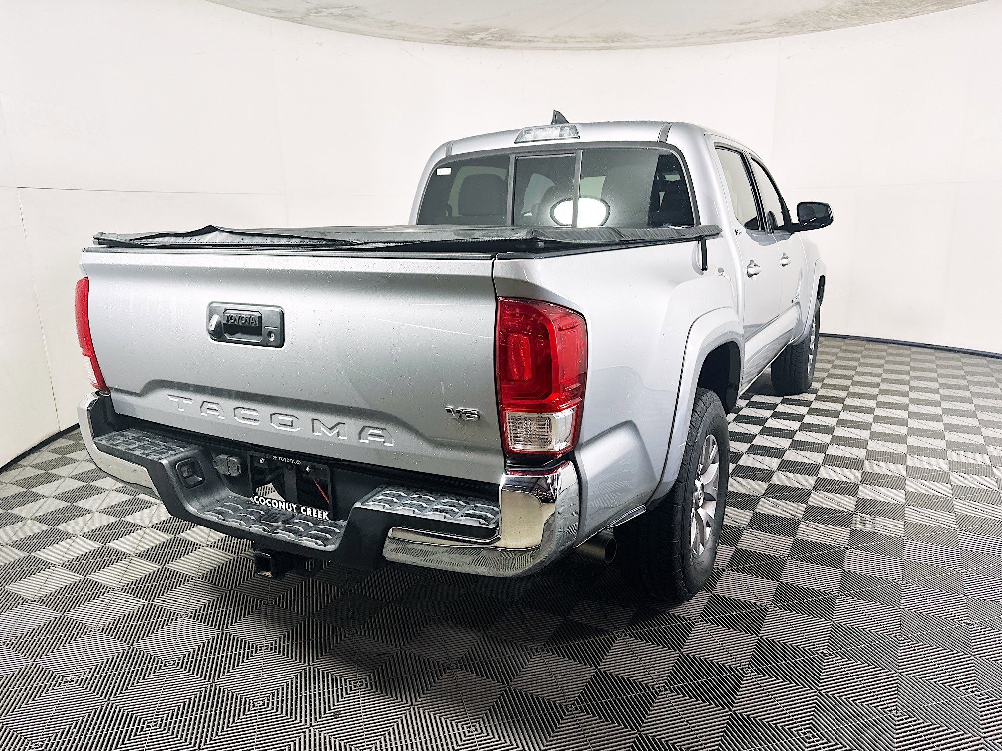 Used 2017 Toyota Tacoma SR5 w/ Tow Package RWD image 3