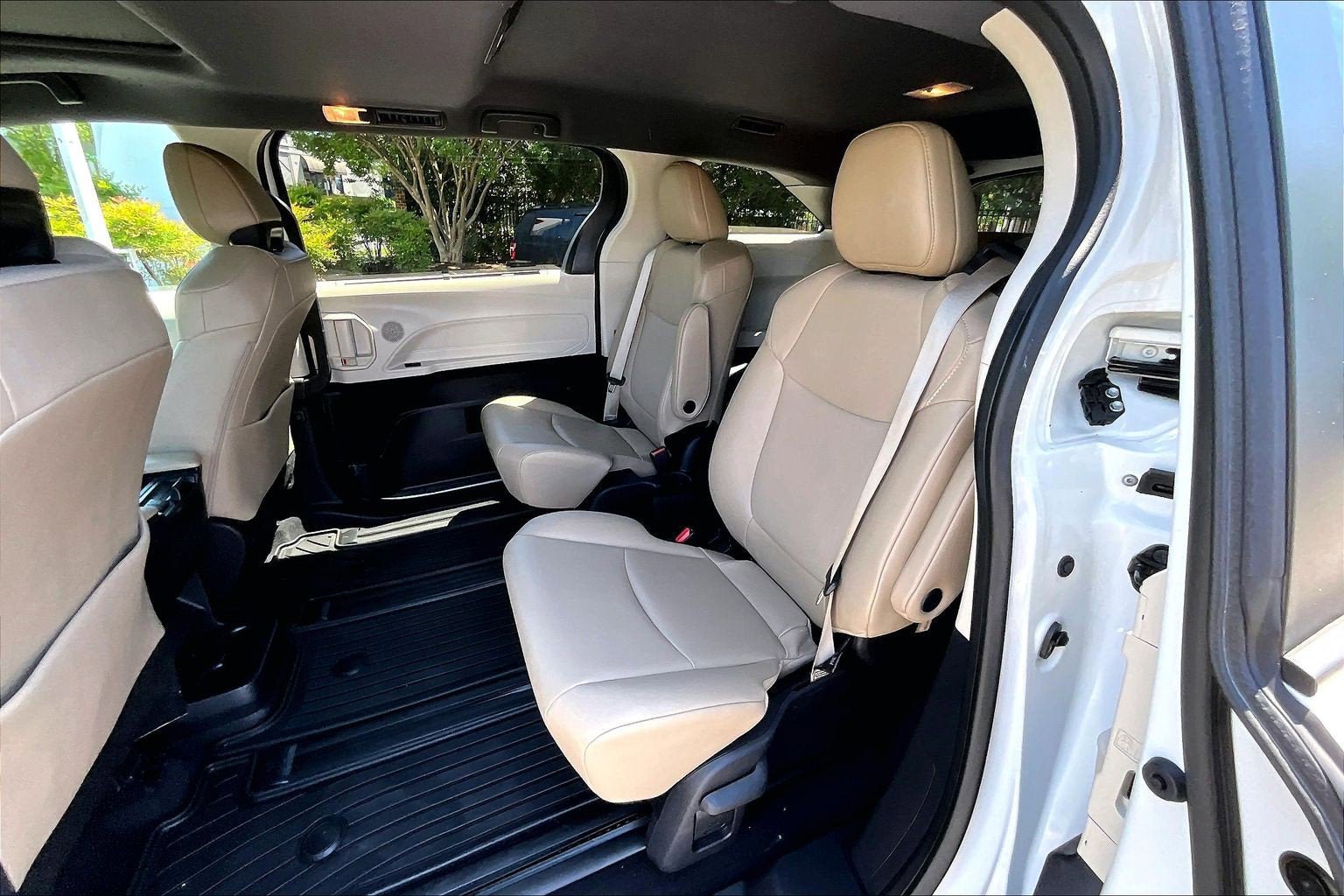 Used 2023 Toyota Sienna XLE FWD image 25
