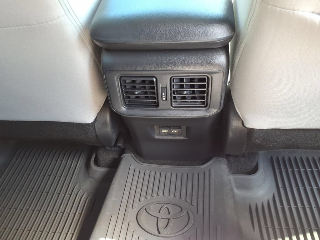 Used 2021 Toyota RAV4 XLE w/ Convenience Package AWD/4WD image 18