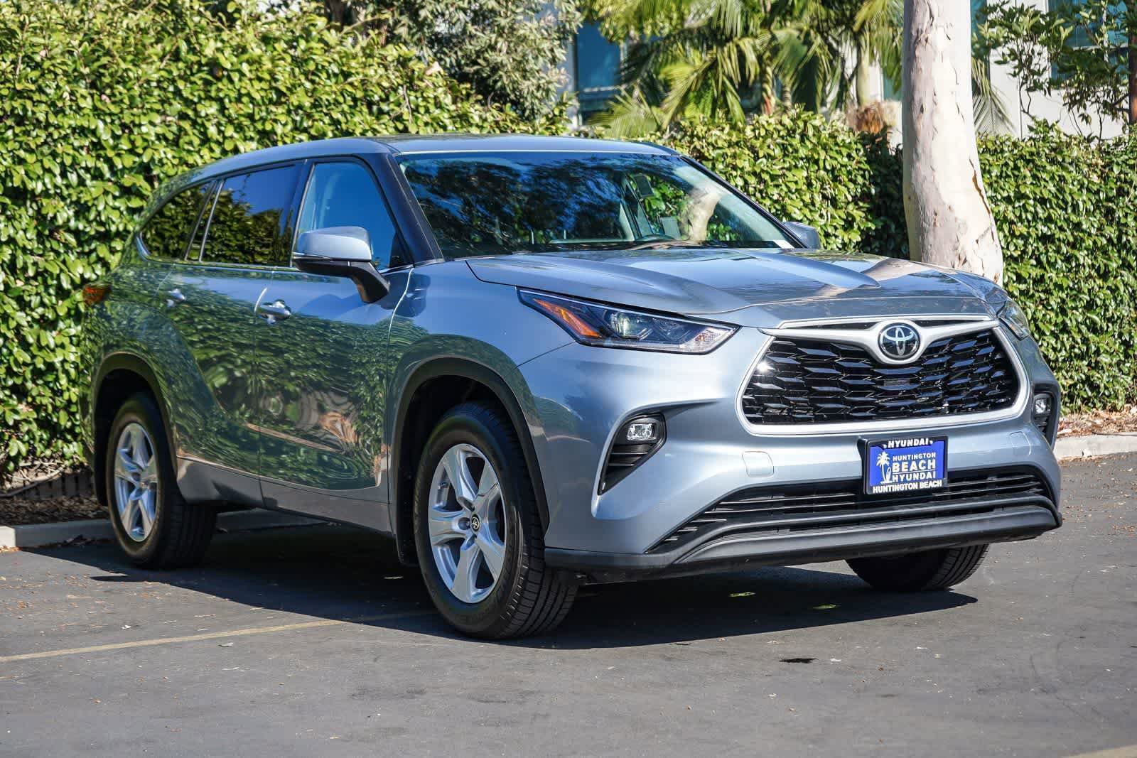 Used 2021 Toyota Highlander LE AWD/4WD image 3