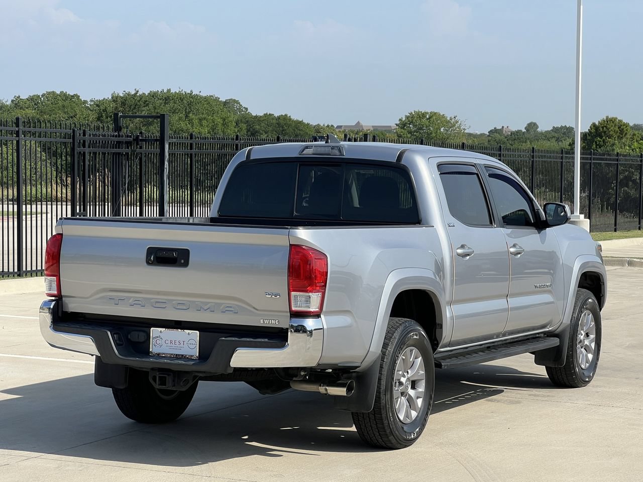 Used 2017 Toyota Tacoma SR5 w/ Tow Package RWD image 4