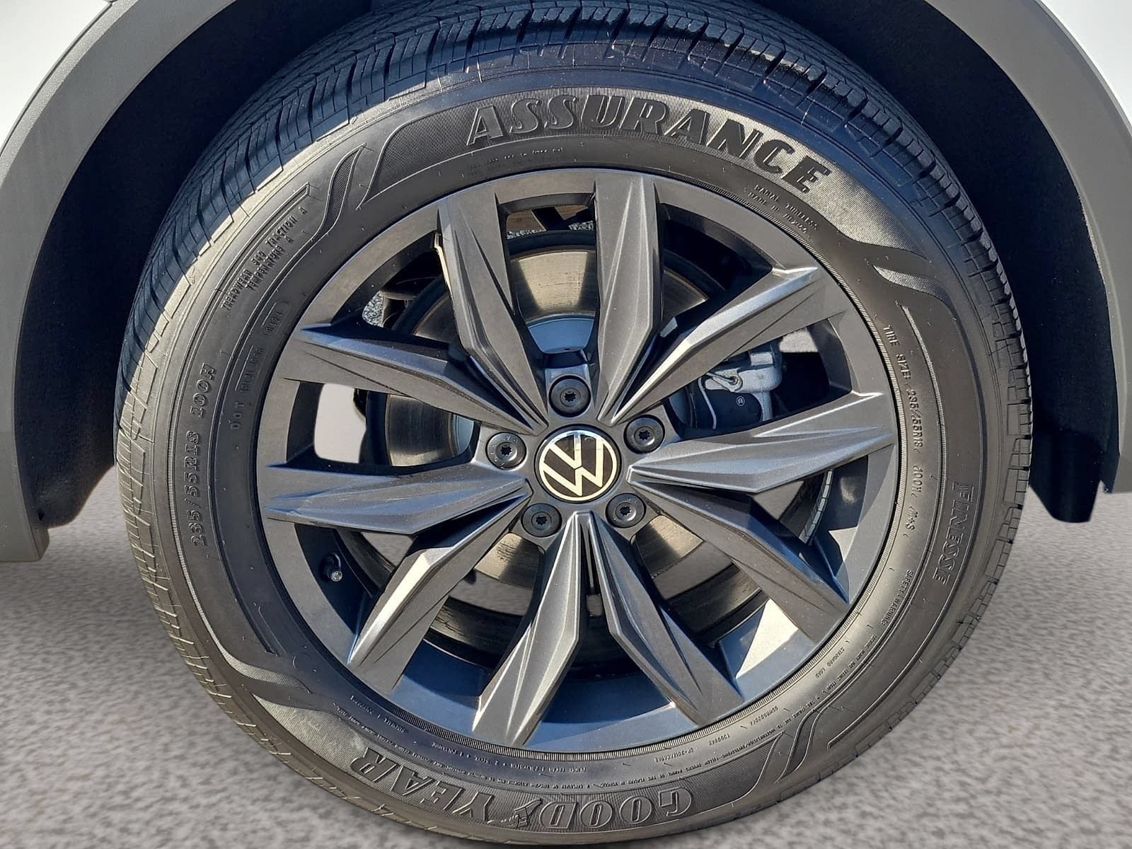 Used 2024 Volkswagen Tiguan SE w/ Panoramic Sunroof Package FWD image 8