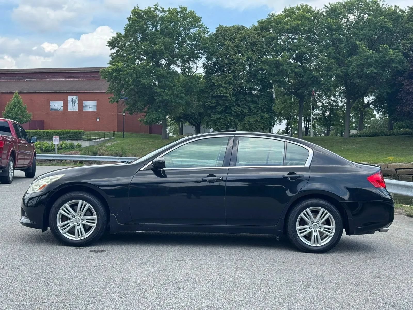 Used 2012 INFINITI G37 x Sedan w/ Premium Pkg AWD/4WD image 4