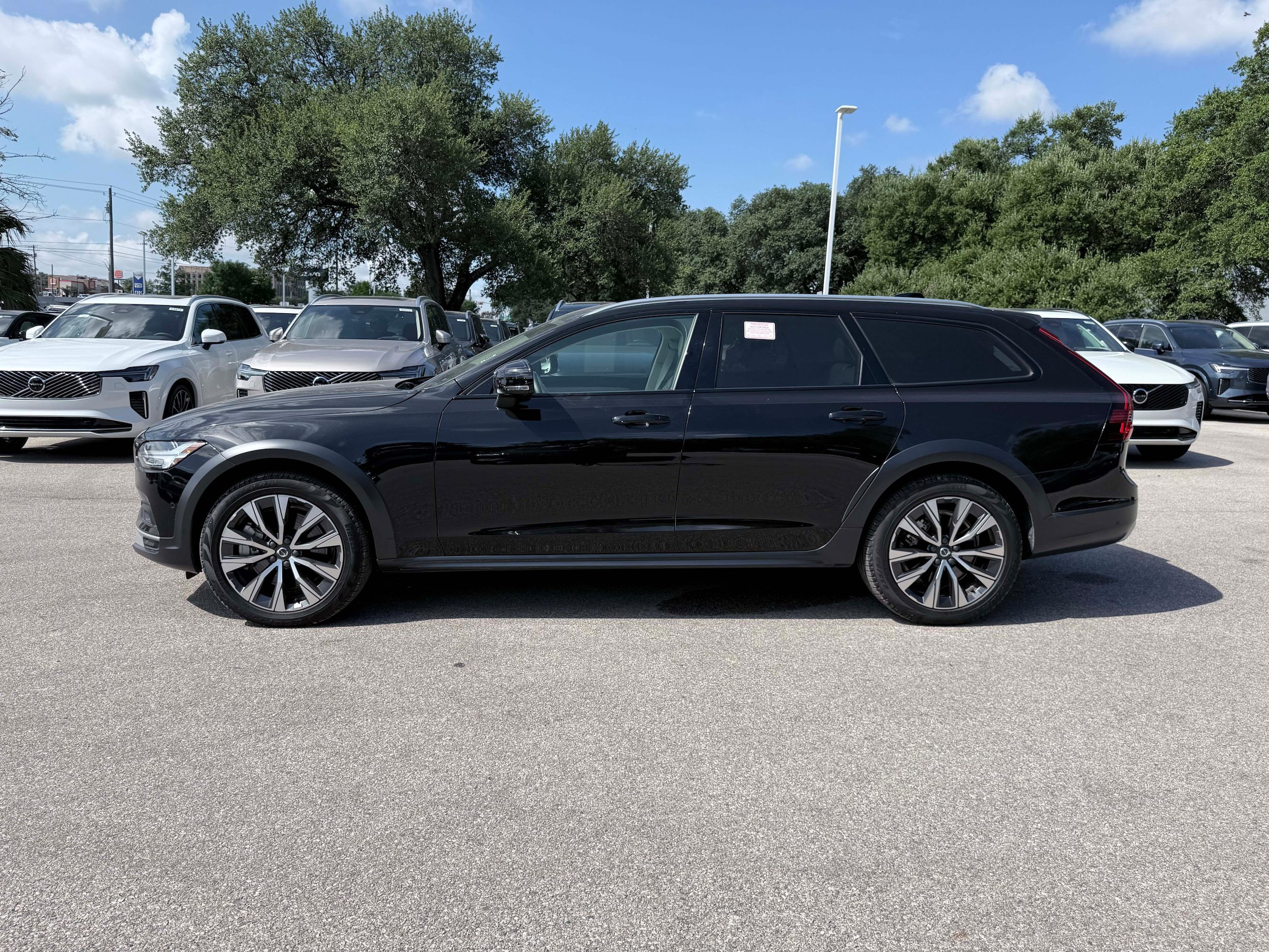 Certified 2025 Volvo V90 B6 Cross Country Plus AWD/4WD image 3