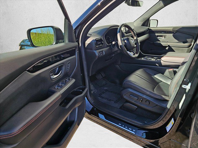 Used 2025 Honda Pilot TrailSport image 22