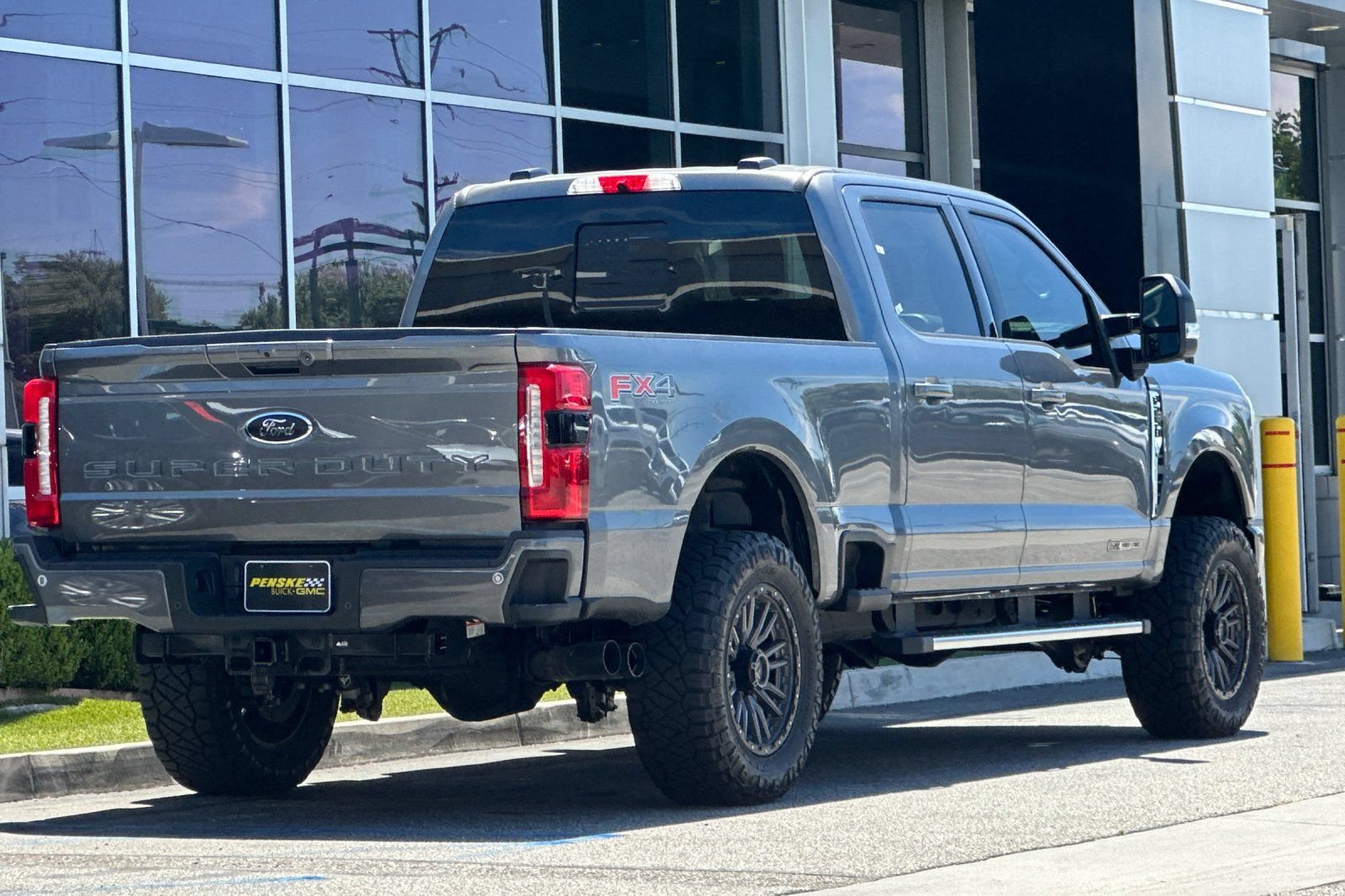Used 2024 Ford F250 Lariat w/ FX4 Off-Road Package AWD/4WD image 4