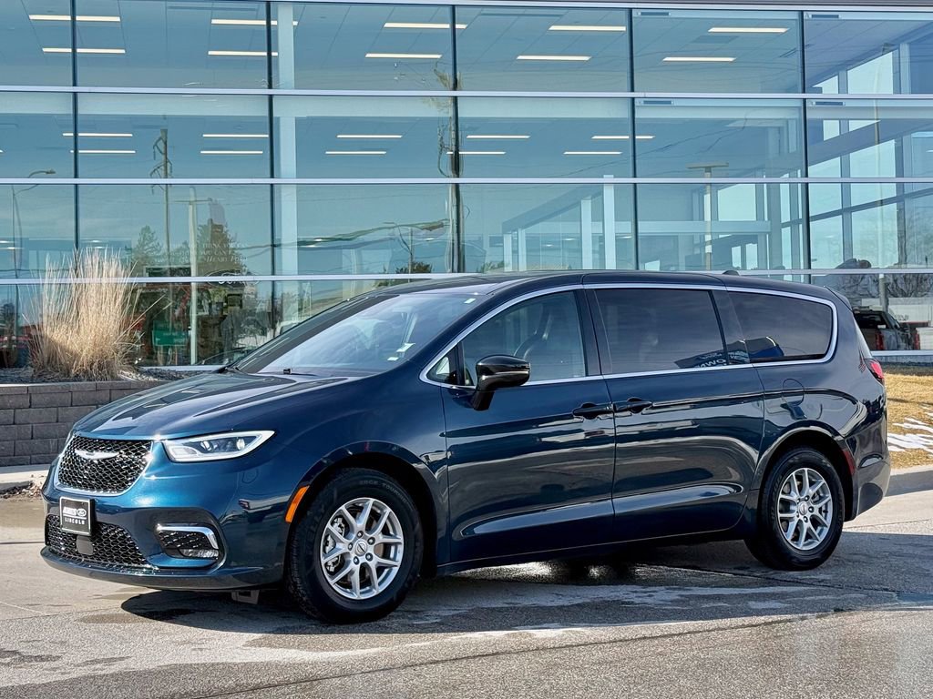 Used 2025 Chrysler Pacifica Select image 2