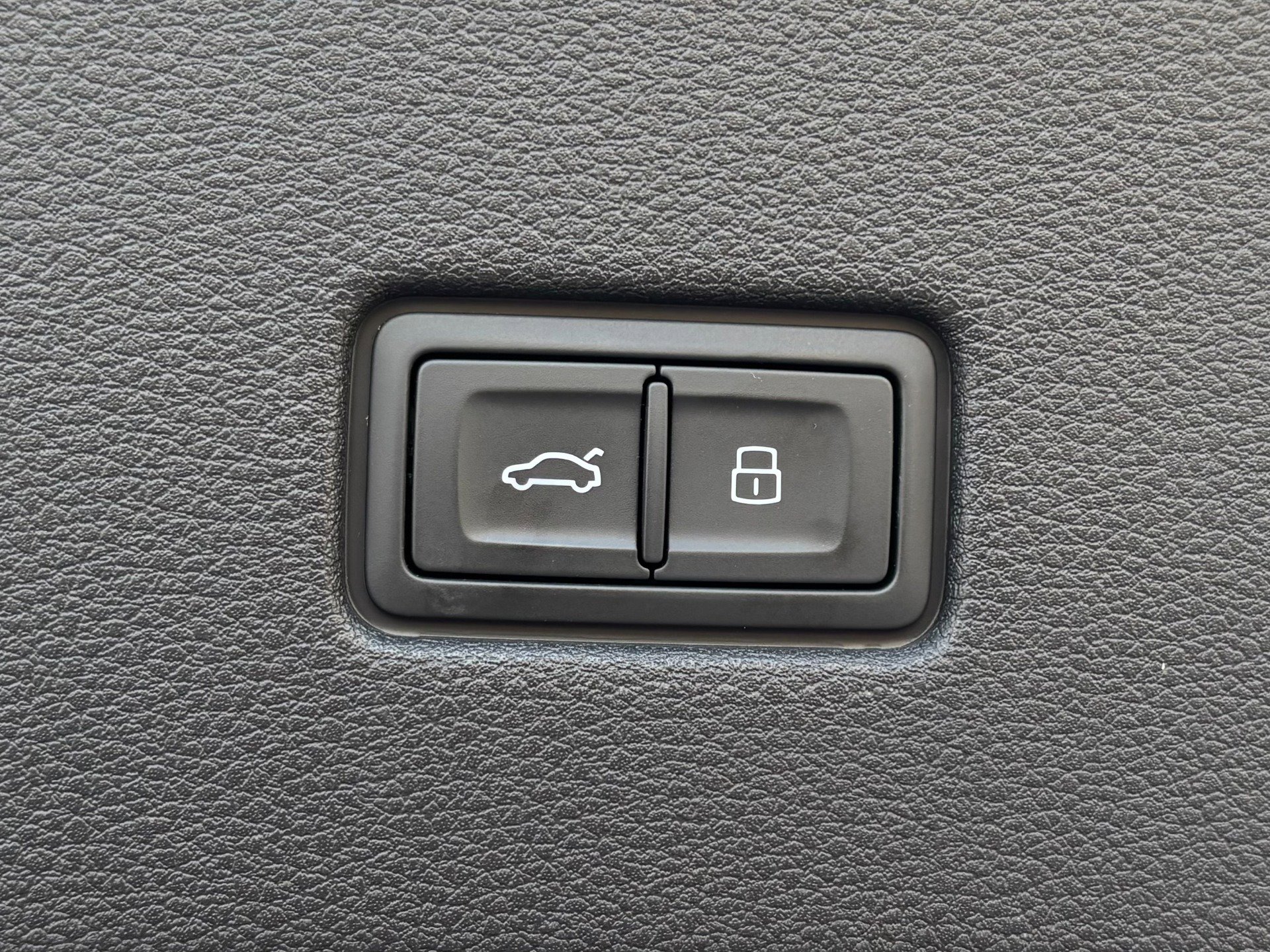 Used 2023 Audi RS Q8 w/ Black Optic Package image 32