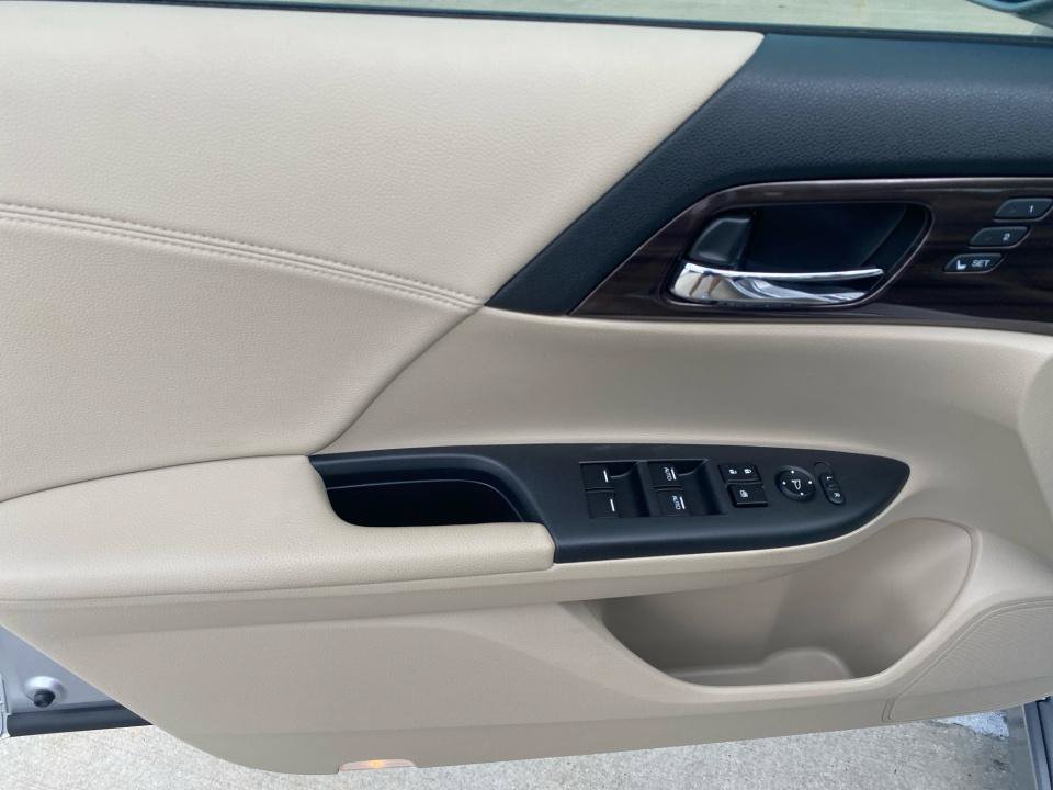 Used 2017 Honda Accord Touring image 36