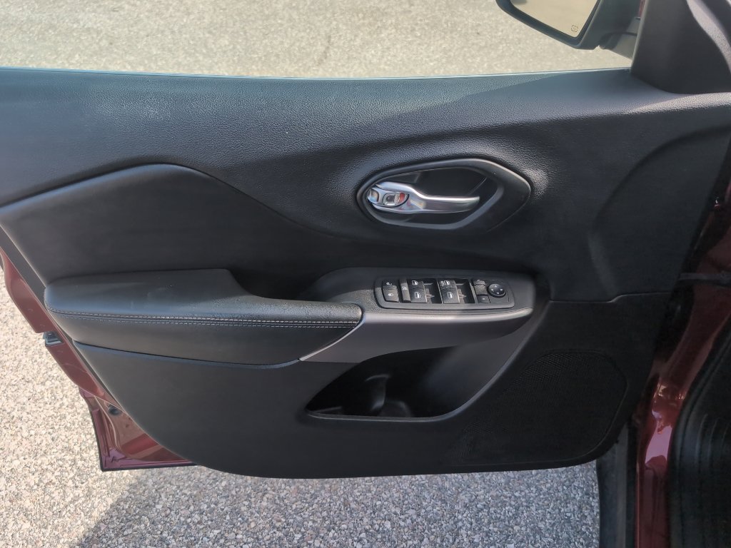 Used 2019 Jeep Cherokee Latitude w/ Cold Weather Group AWD/4WD image 9