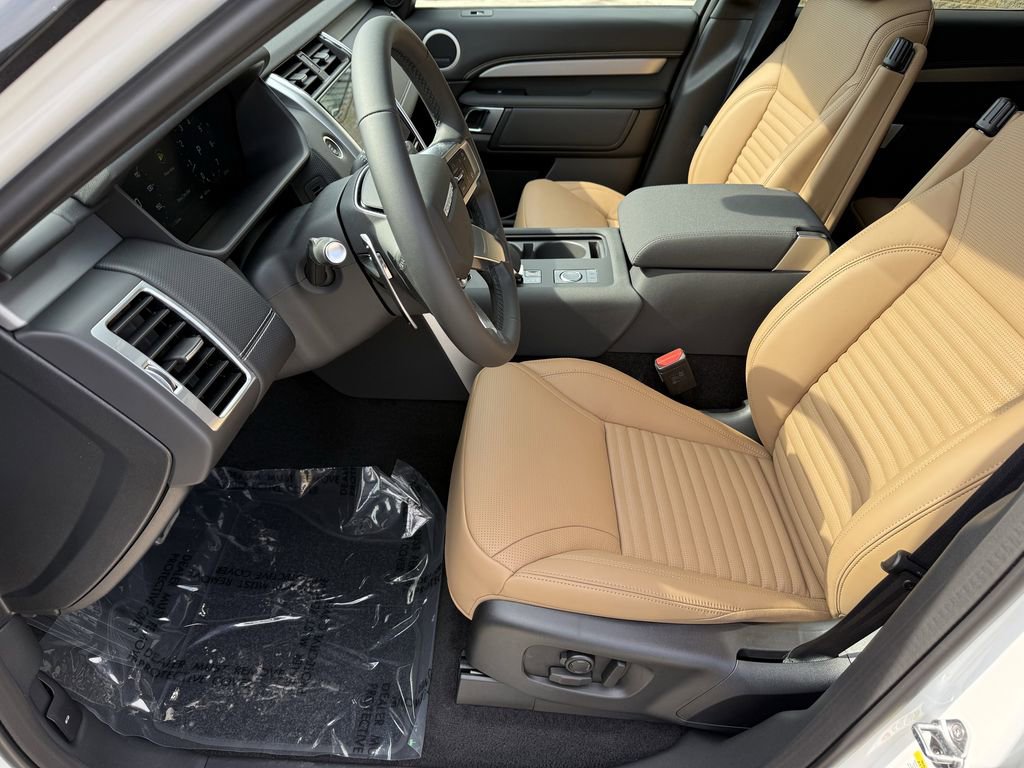 New 2026 Land Rover Discovery Dynamic SE image 9