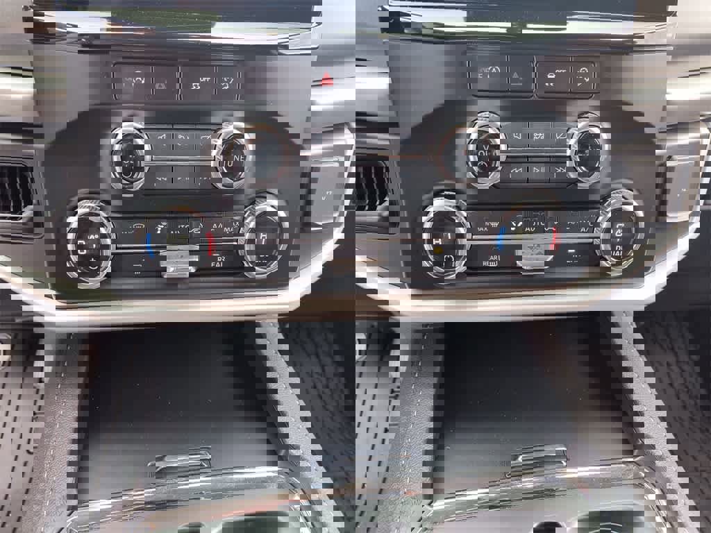 Used 2024 Ford Expedition XLT image 19