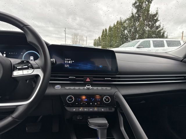 Used 2024 Hyundai Elantra Limited image 22