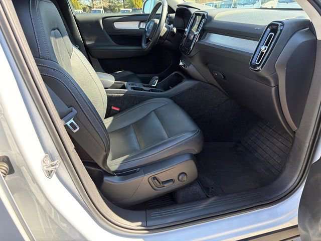 Used 2021 Volvo XC40 T4 Momentum image 13