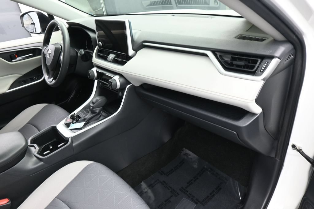 Used 2024 Toyota RAV4 XLE AWD/4WD image 40