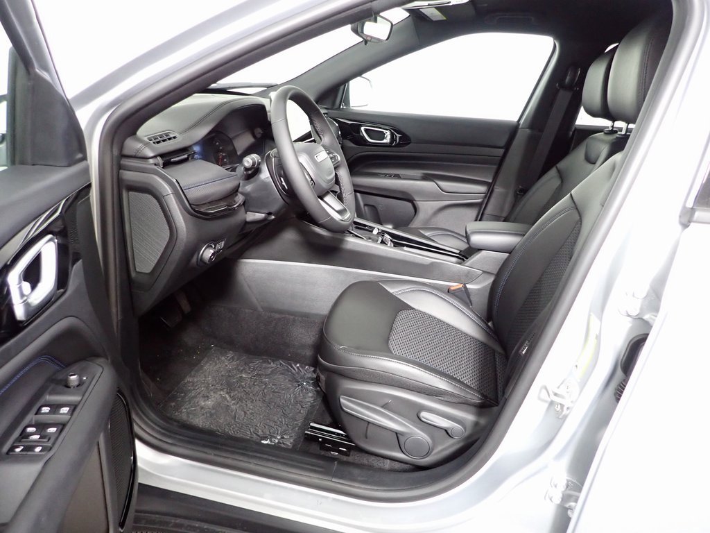 New 2026 Jeep Compass Latitude image 17