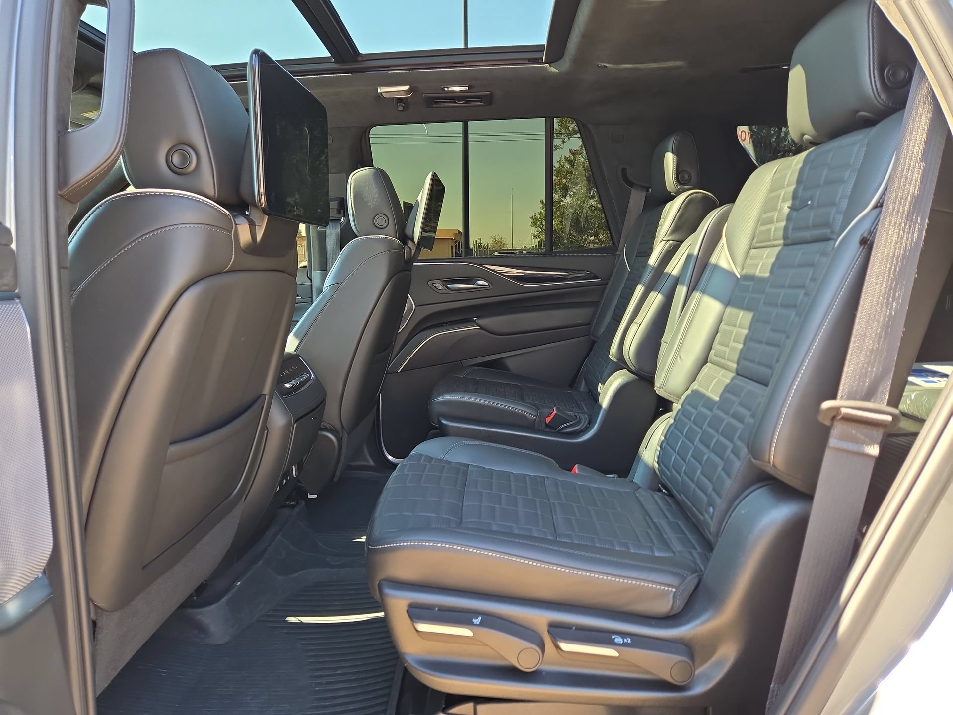 Certified 2023 Cadillac Escalade V w/ LPO, ONYX Package AWD/4WD image 13