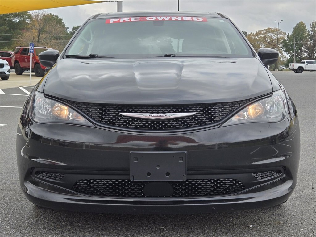 Used 2022 Chrysler Voyager LX image 8