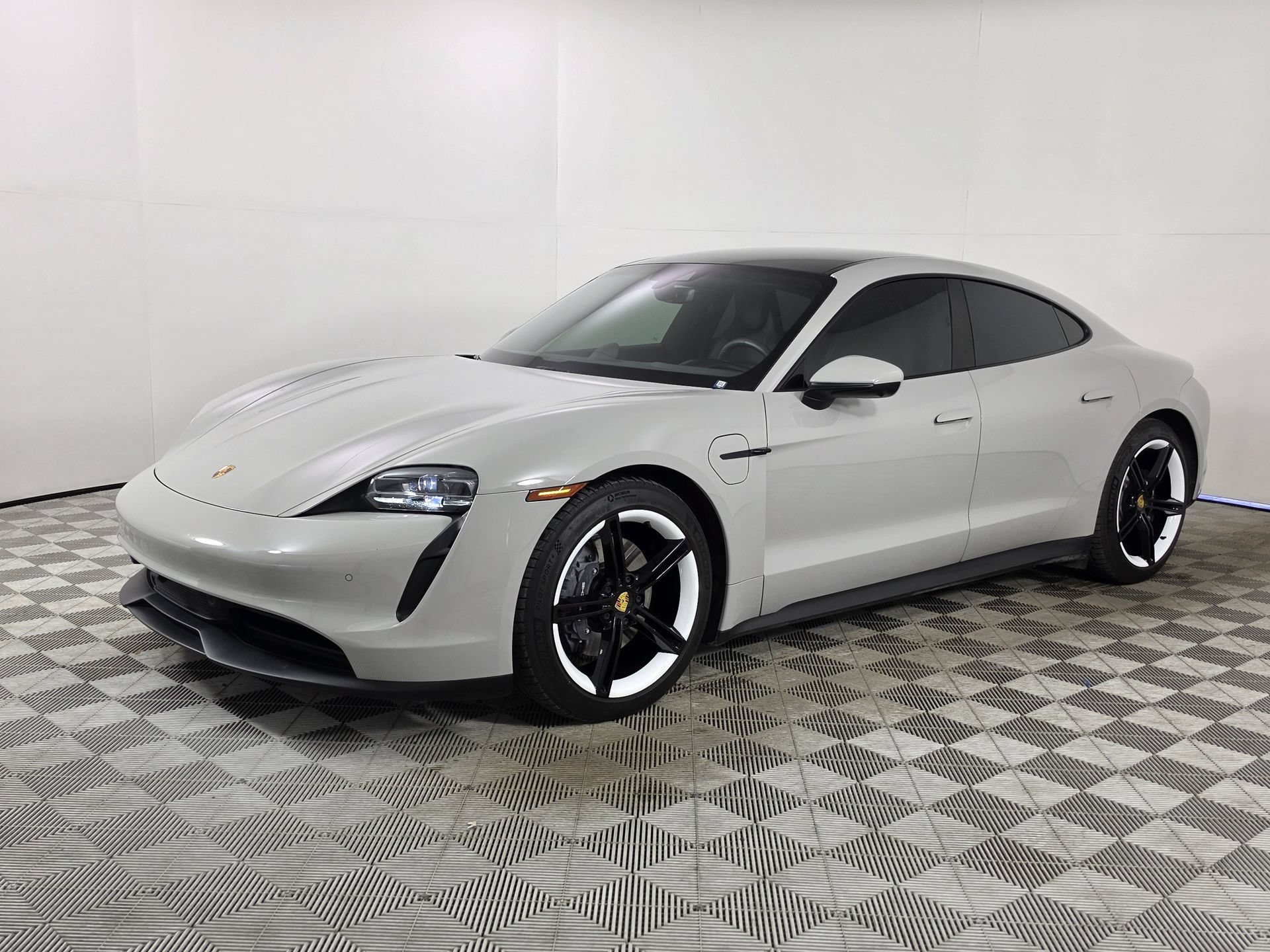 Used 2022 Porsche Taycan RWD image 3