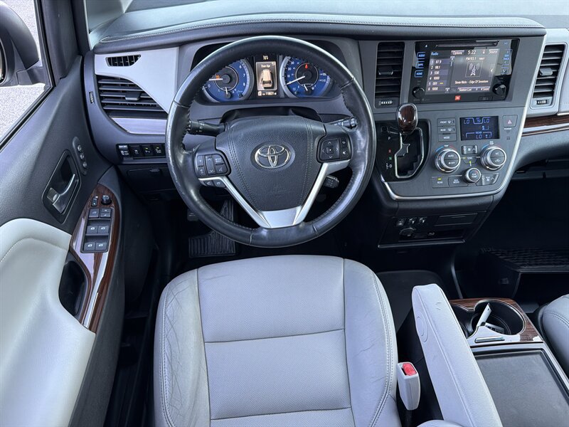 Used 2015 Toyota Sienna Limited Premium FWD image 11