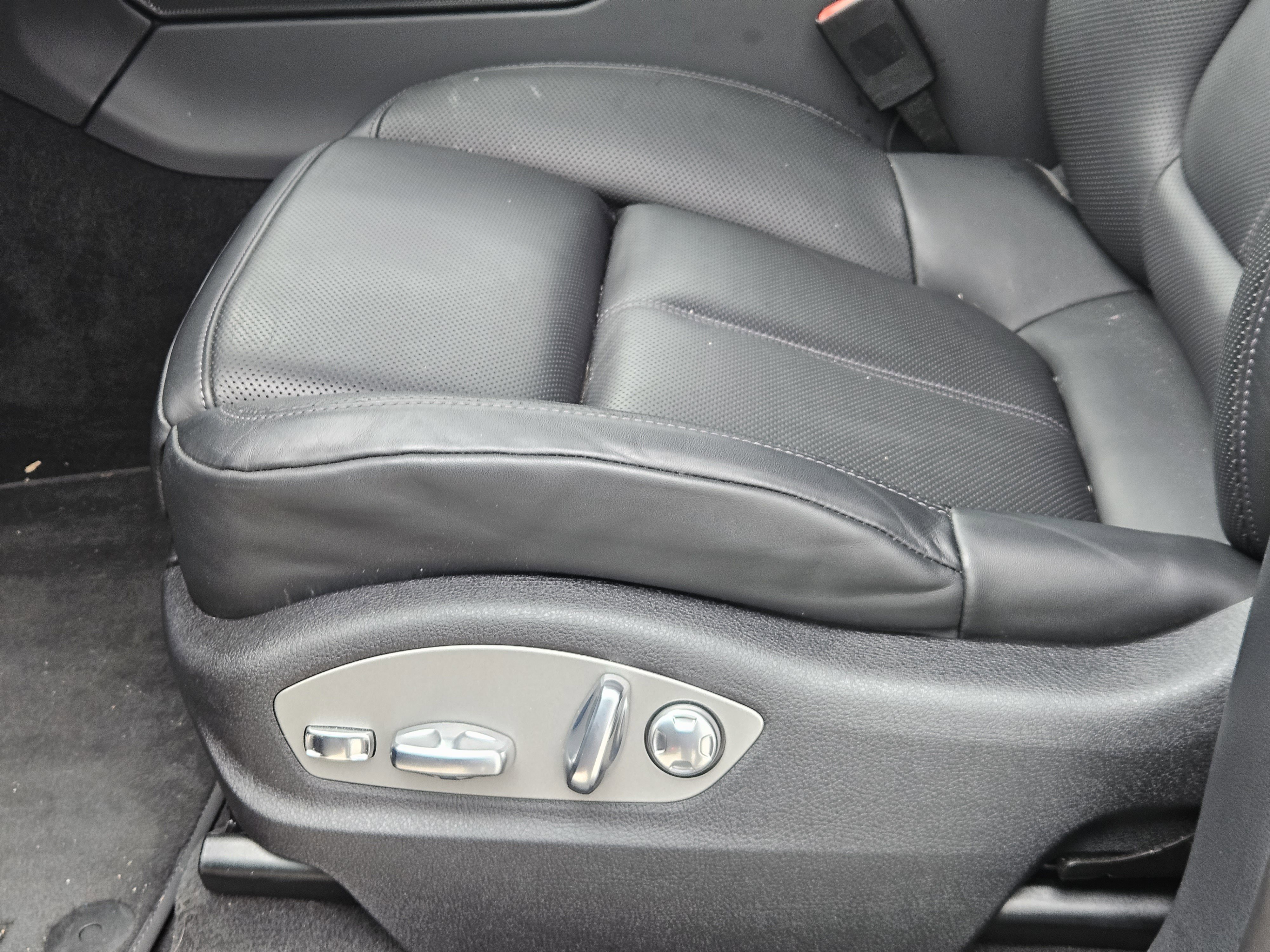 Certified 2025 Porsche Macan image 23