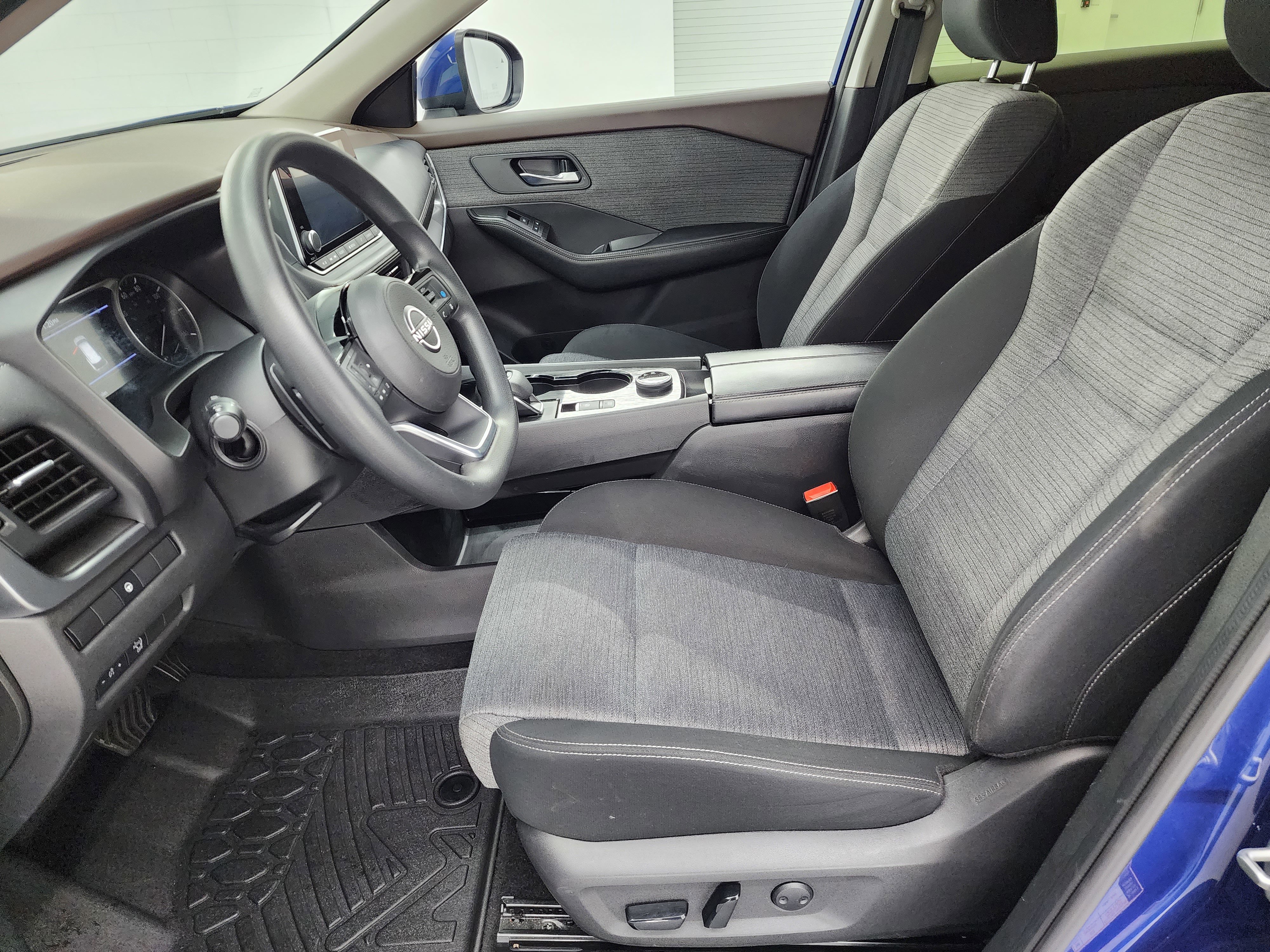 Used 2023 Nissan Rogue SV image 8