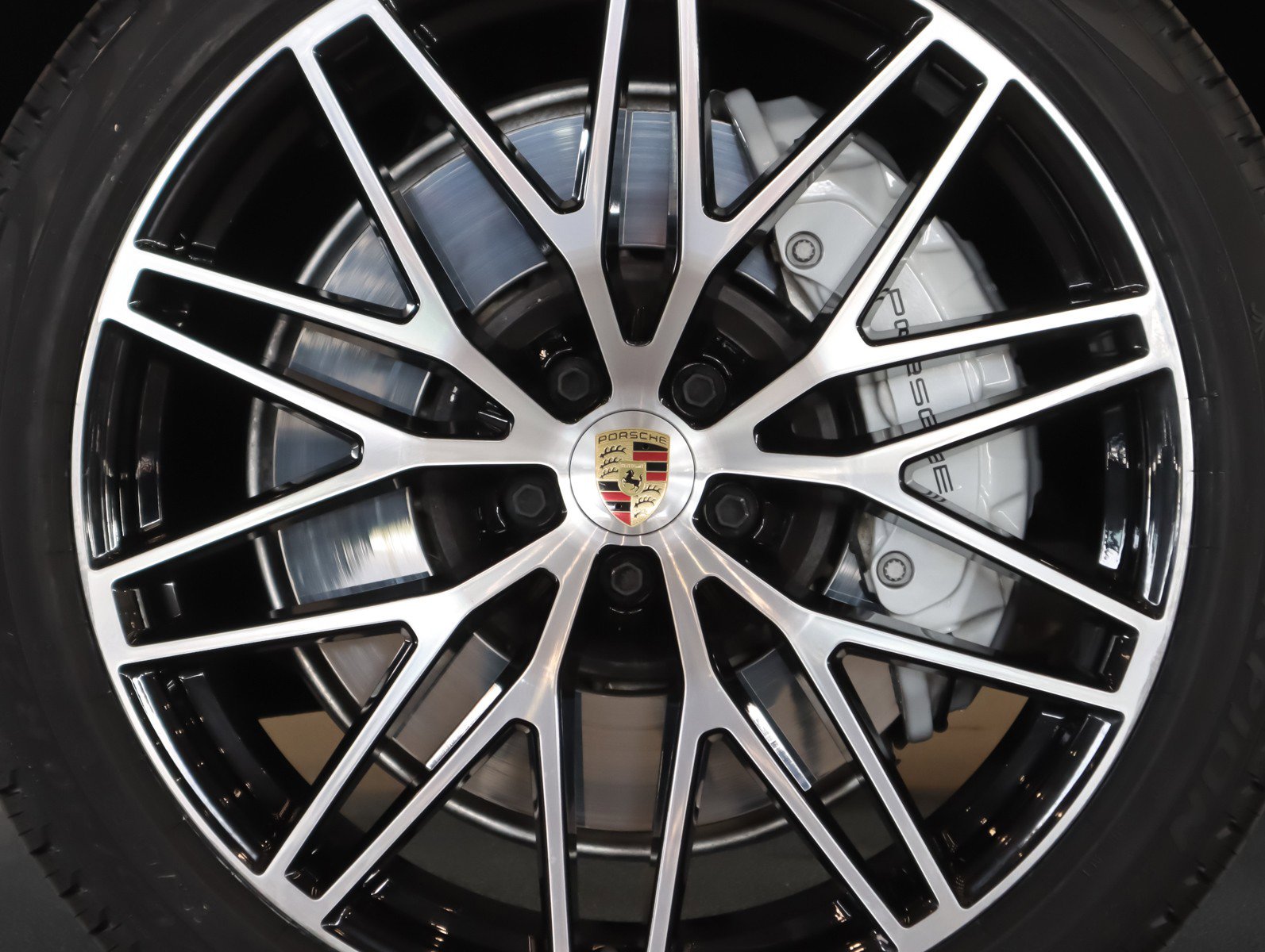 Certified 2023 Porsche Macan AWD/4WD image 27