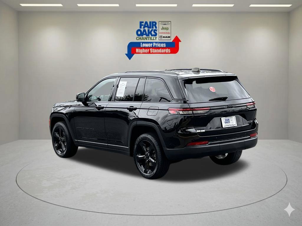 Used 2023 Jeep Grand Cherokee Limited w/ Black Appearance Package AWD/4WD image 10