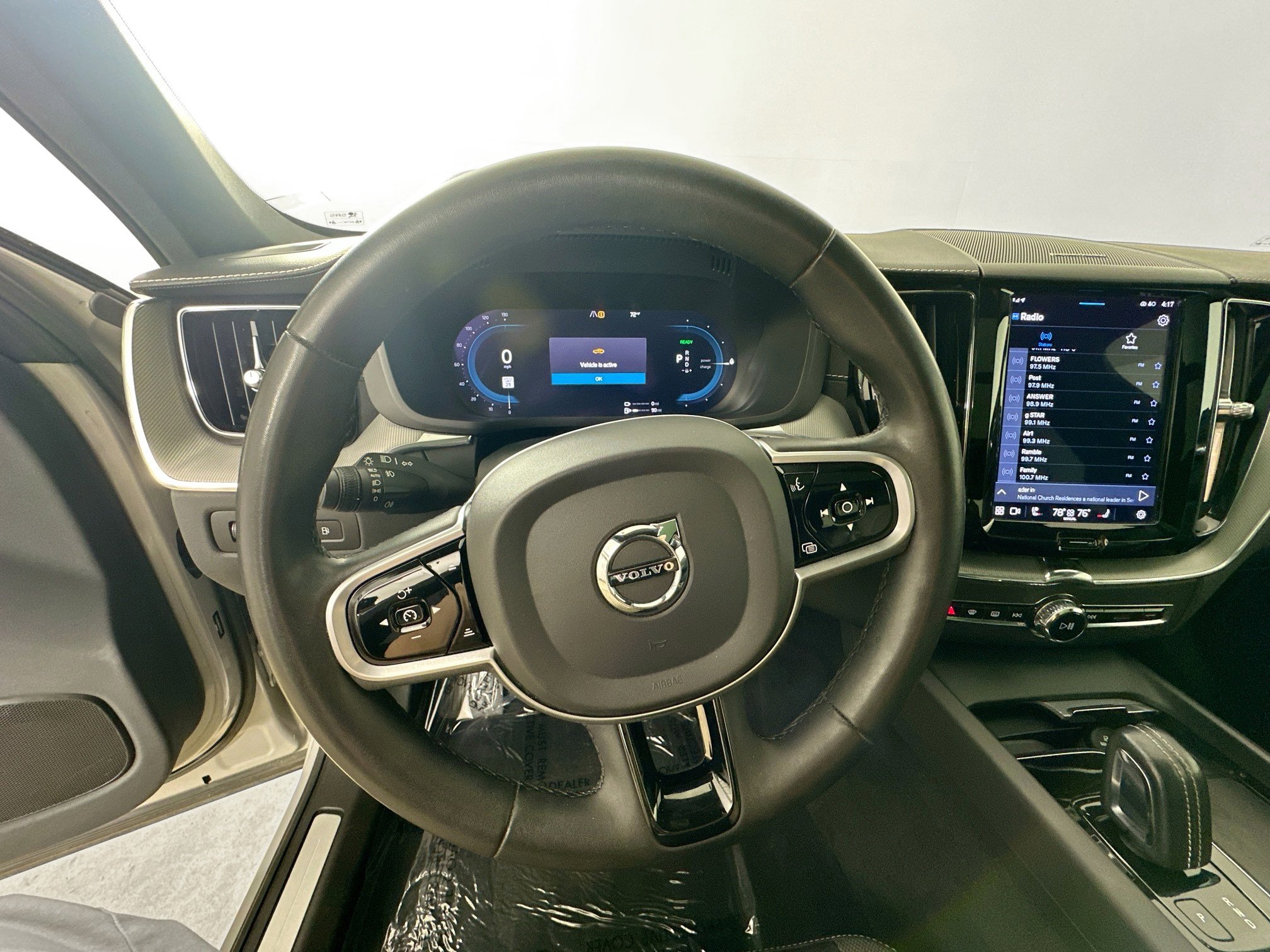 Used 2022 Volvo XC60 T8 R-Design w/ Advanced Package image 17