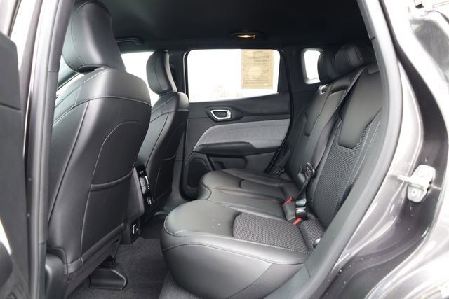 Used 2024 Jeep Compass Latitude image 28