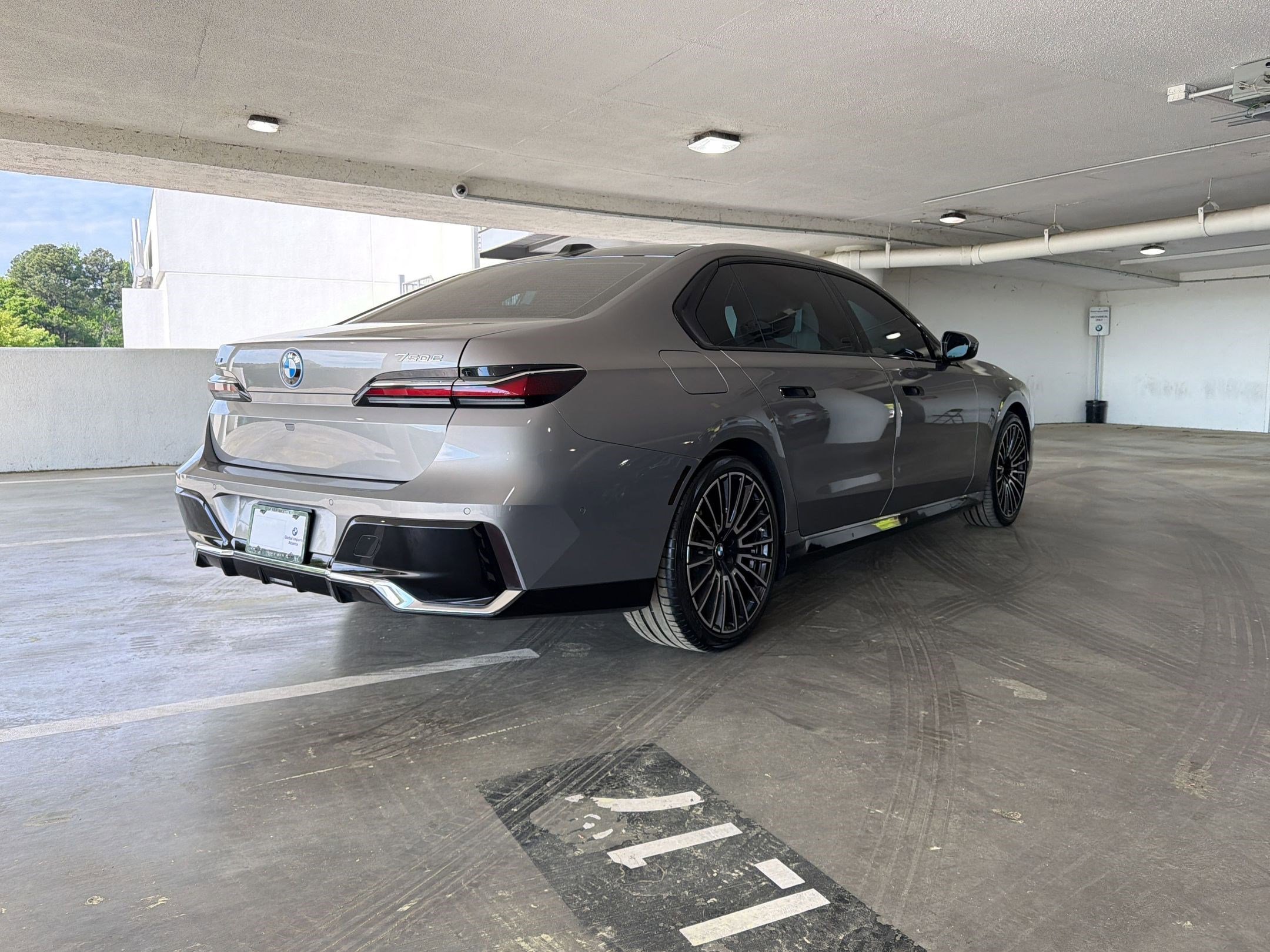 Used 2025 BMW 750e xDrive w/ Executive Package image 8