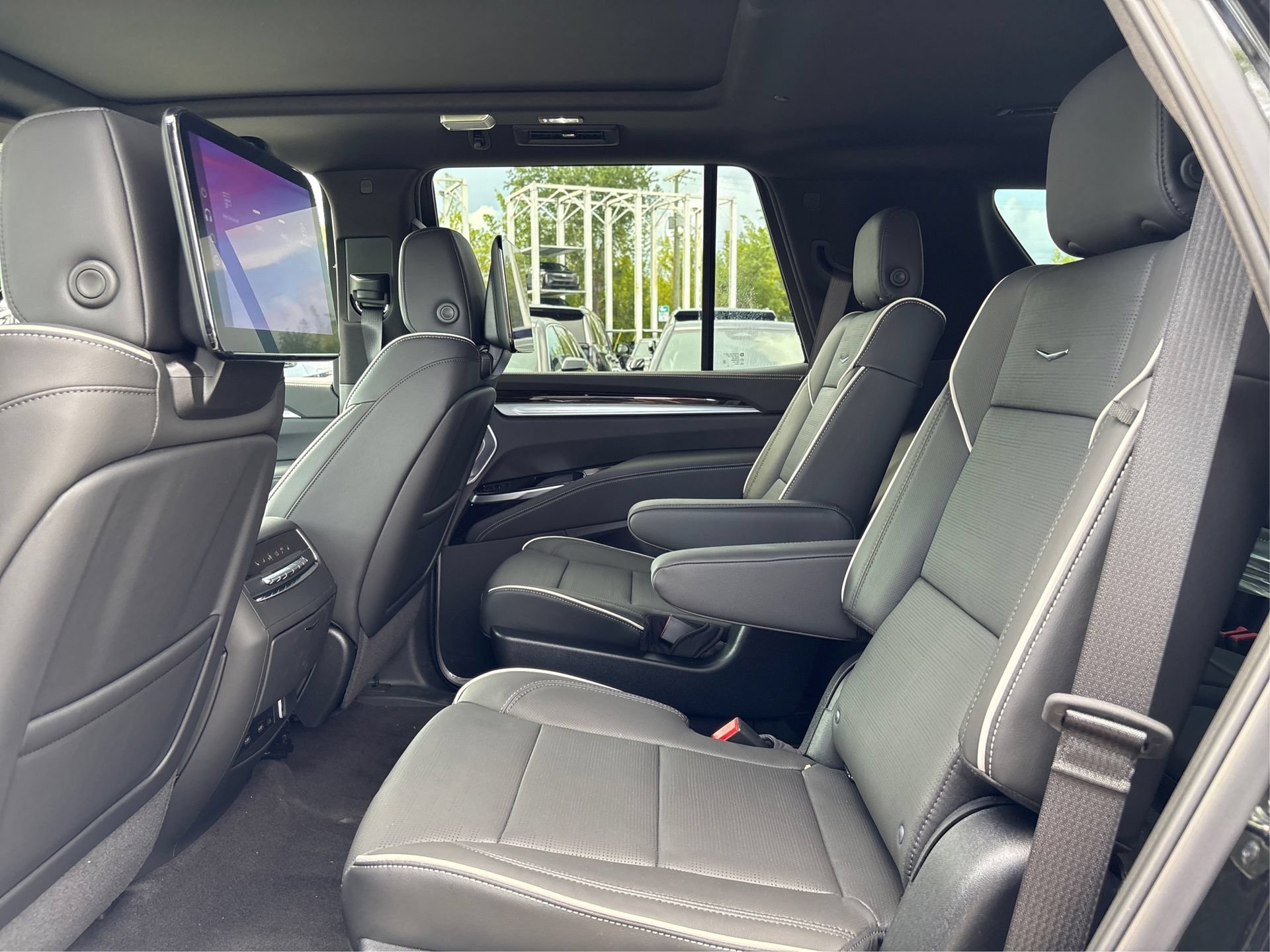 New 2026 Cadillac Escalade Luxury w/ LPO, Radiant Package AWD/4WD image 10