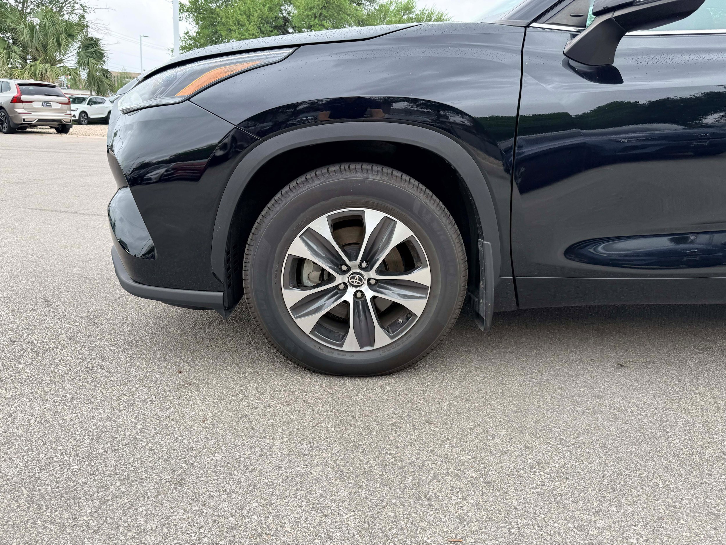 Used 2021 Toyota Highlander XLE AWD/4WD image 9