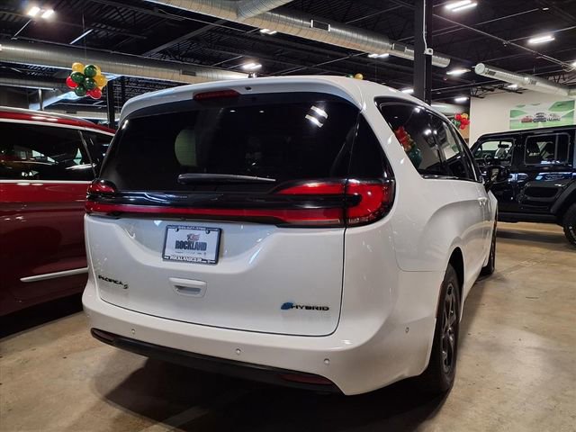 Used 2024 Chrysler Pacifica Select image 8
