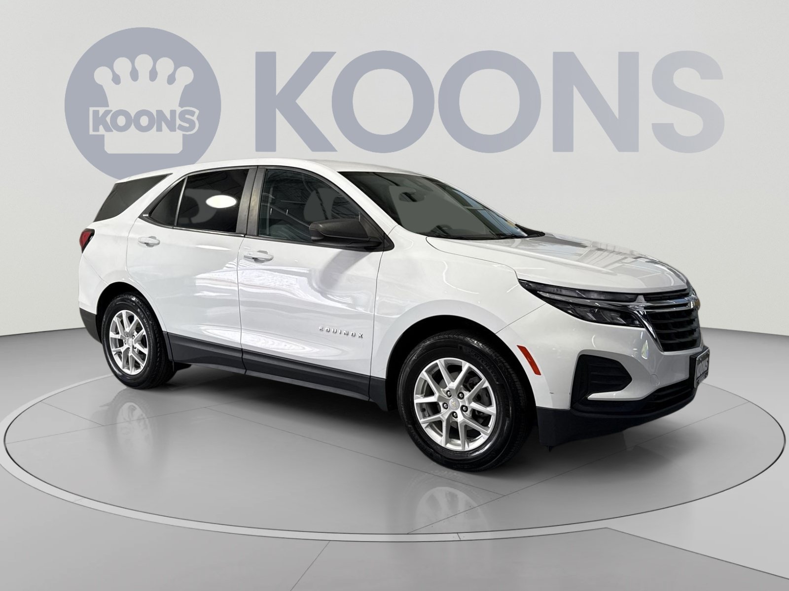 Used 2023 Chevrolet Equinox LS w/ LS Convenience Package FWD image 2