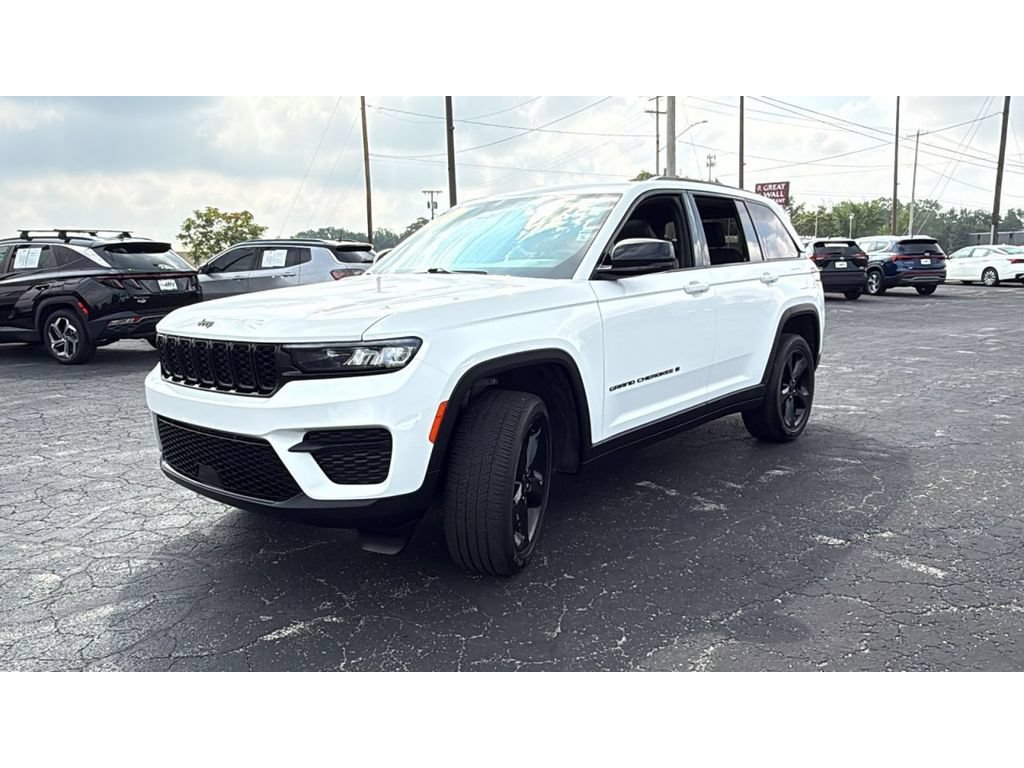 Used 2024 Jeep Grand Cherokee Altitude AWD/4WD image 3