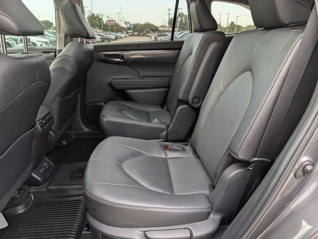 Used 2024 Toyota Highlander Platinum FWD image 29