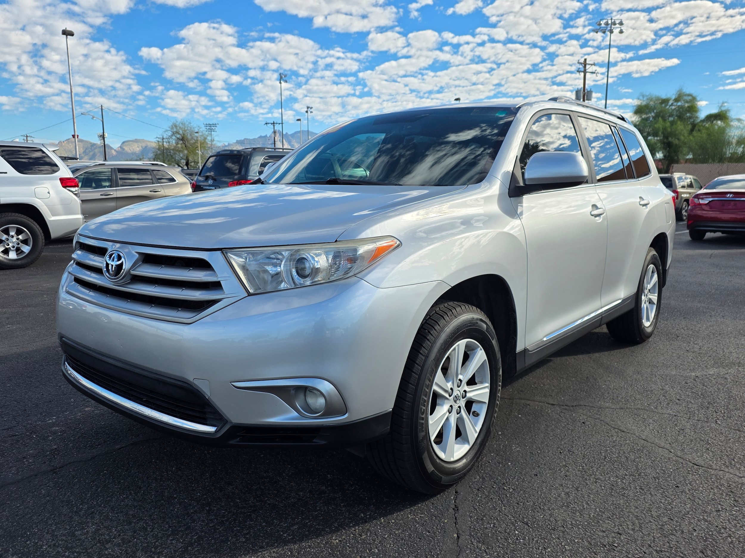 Used 2012 Toyota Highlander FWD w/ Tech Pkg image 1
