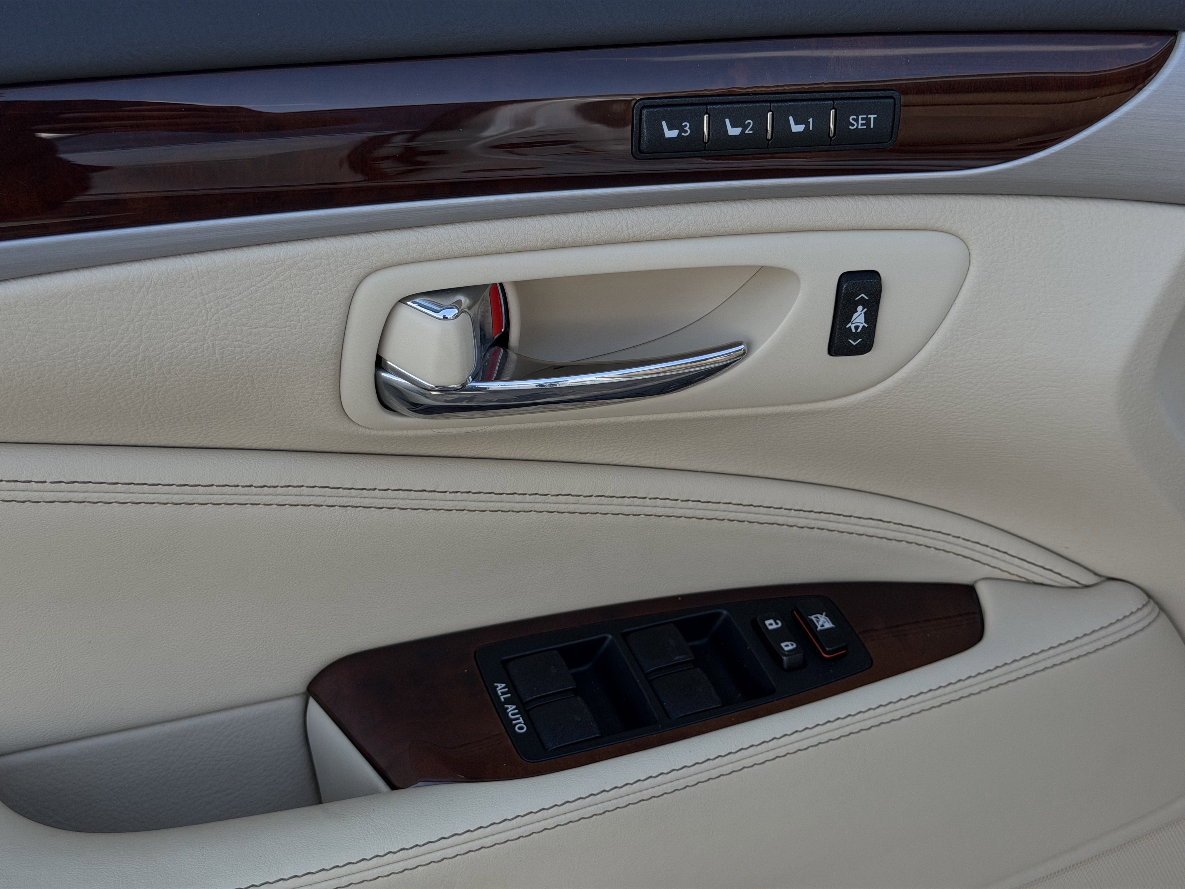 Used 2016 Lexus LS 460 AWD w/ Comfort Package image 26