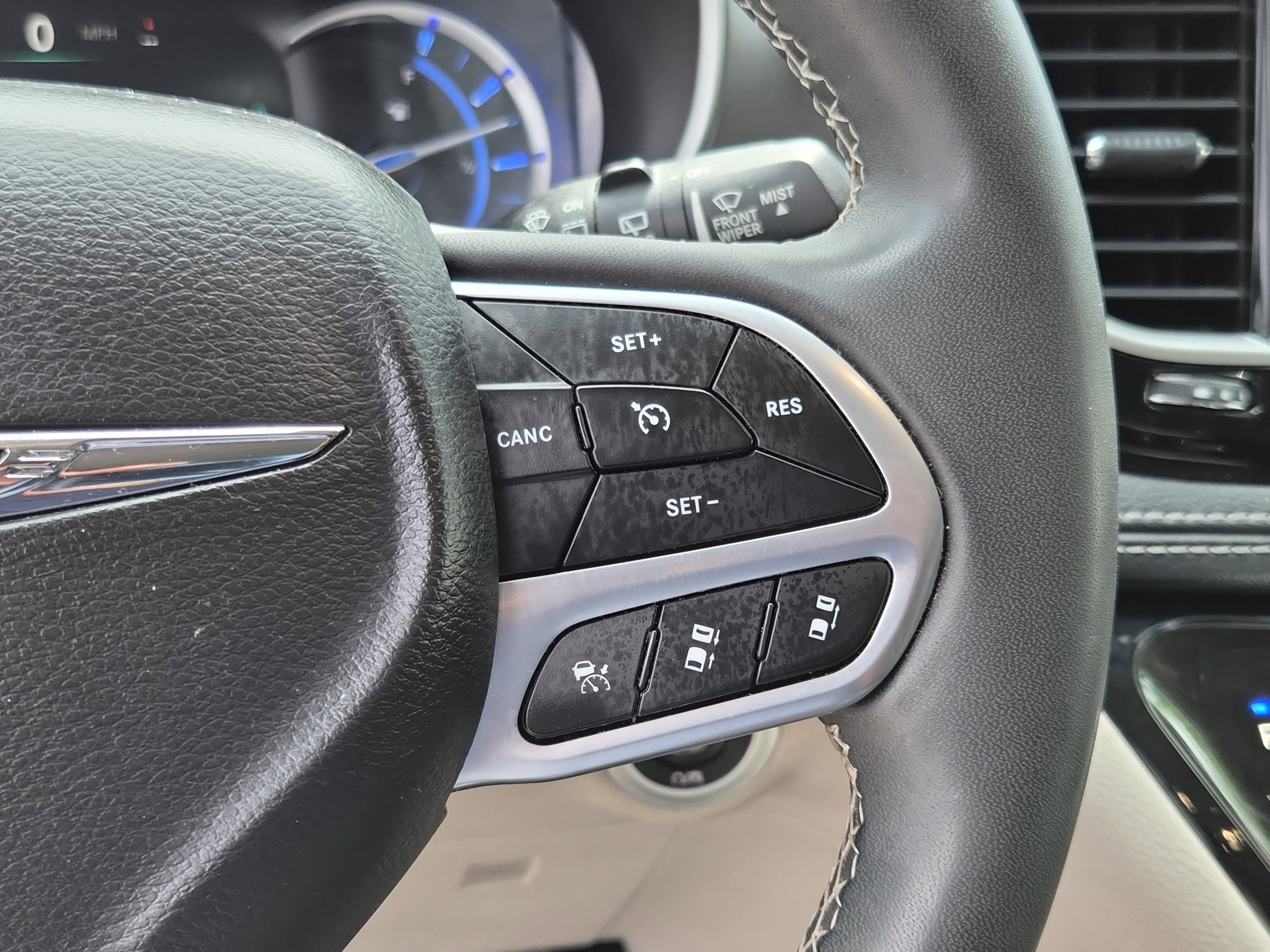 Used 2023 Chrysler Pacifica Touring-L image 25