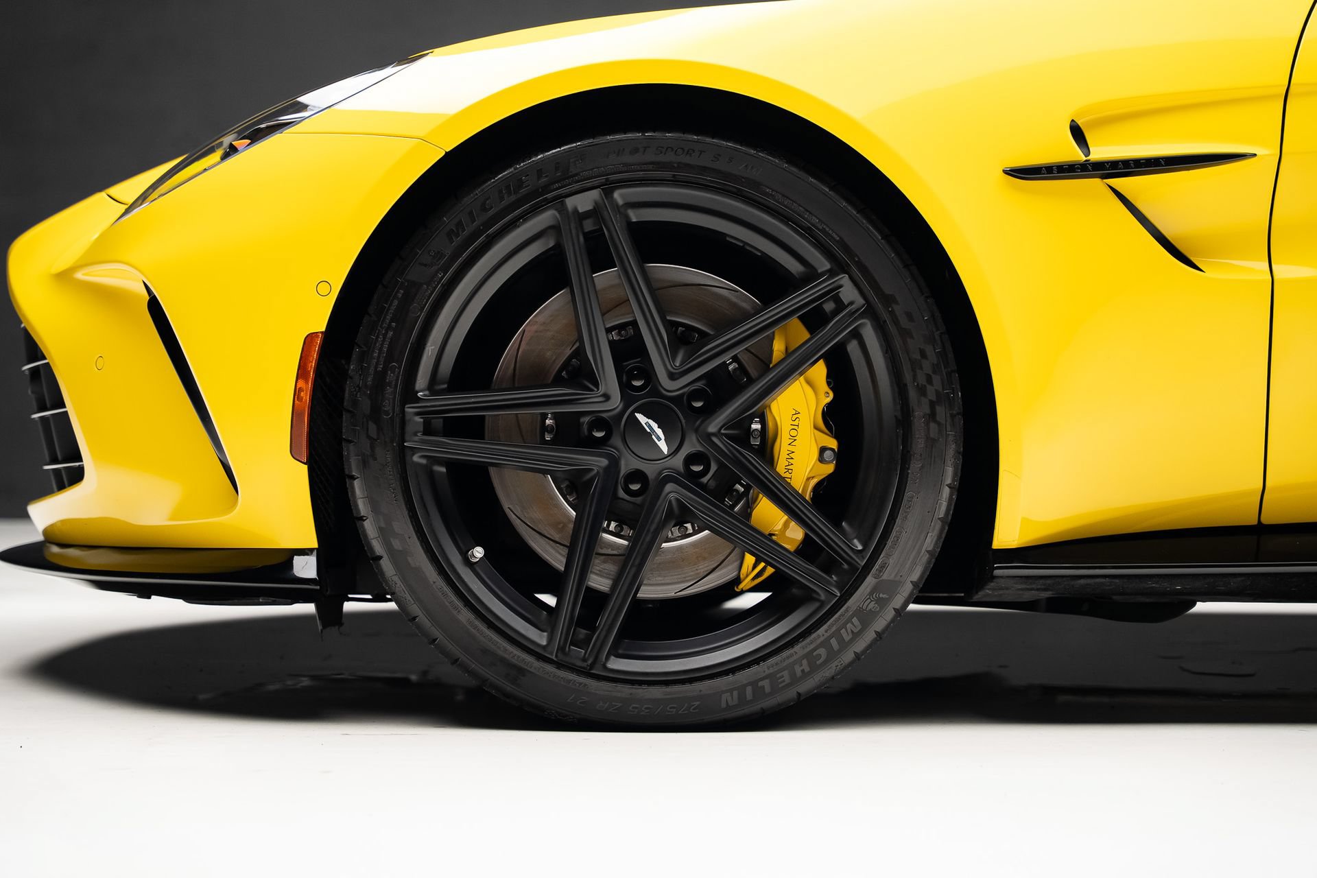 Used 2025 Aston Martin V8 Vantage Coupe RWD image 19